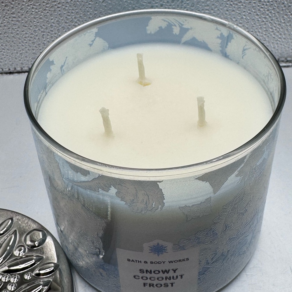 Bath & Body Works Snowy Coconut Frost 3 Wick Candle - Picture 3 of 3